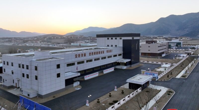 Novas fábricas inauguradas no condado de Unpha na Coreia do Norte
