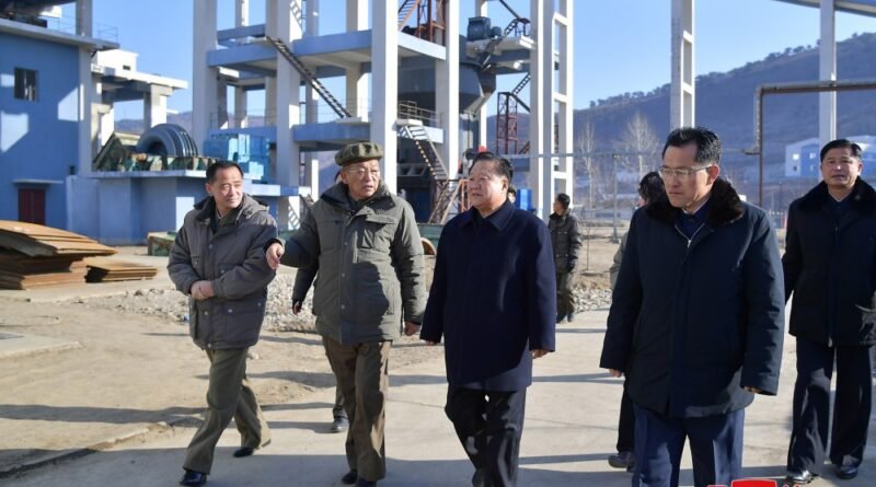 Choe Ryong Hae supervisiona as gestões de vários setores