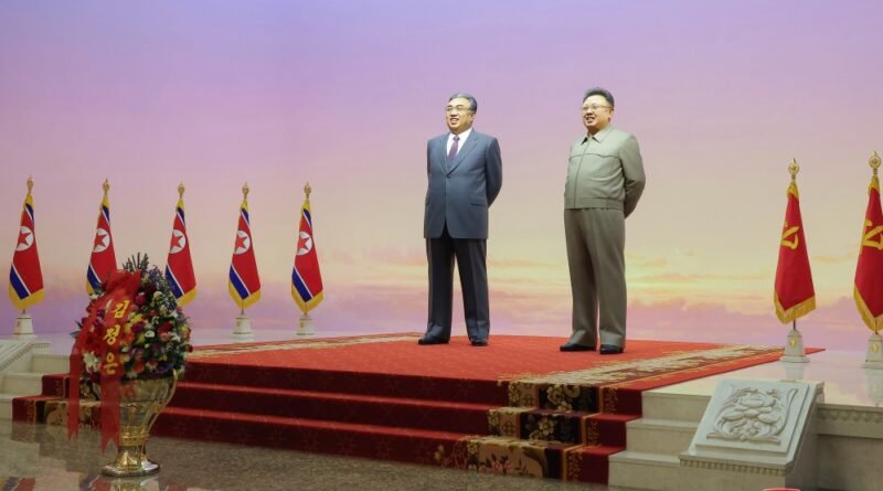 O lider Kim Jong Un visita Palácio do Sol Kumsusan pelo 16 de fevereiro